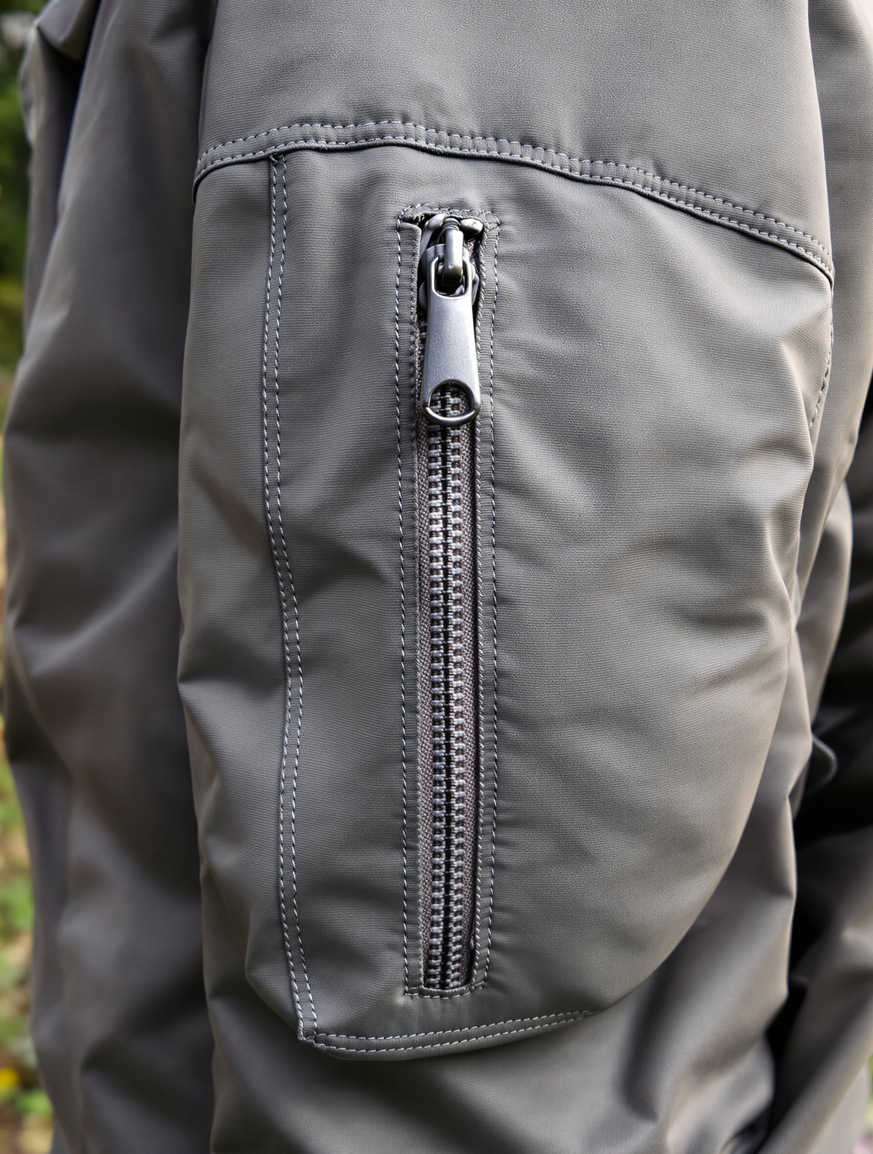 Détail technique d'une veste Vertical avec zip étanche