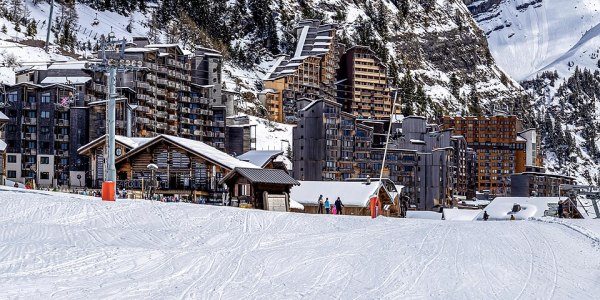 Bâtiments d’Avoriaz et piste enneigée devant le village