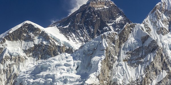 Photographie réelle du mont Everest depuis Kala Patthar, lieu du récit Le Sommet des Dieux