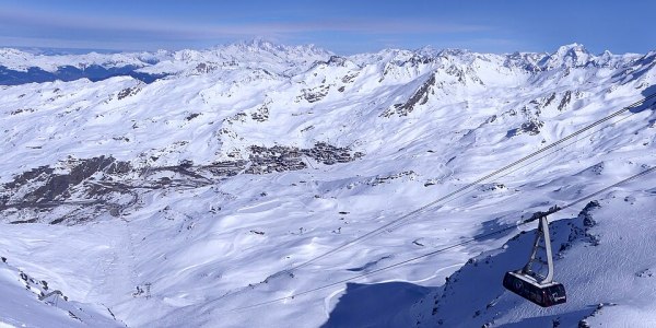Téléphérique de la Cime Caron au-dessus de Val Thorens enneigé